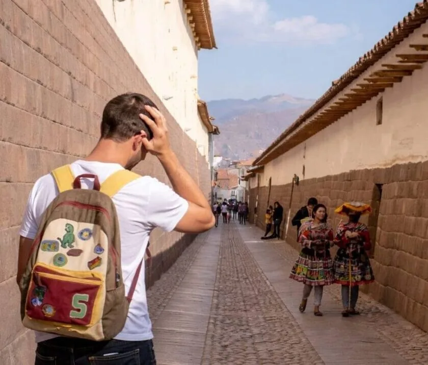 Turista-con-soroche-en-Cusco-Ter.webp